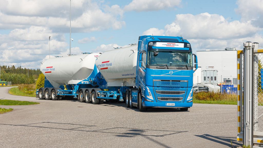 Powder-Transin uusin Volvo on Volvo FH 500 I-Save 6x4 vetoauto