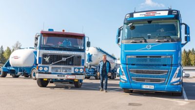 Powder-Trans Ab Oy:n hallituksen puheenjohtaja Carl-Johan Blomqvist saapui paikalle entisöidyllä ja täysissä voimissa olevalla vuosimallin 1978 Volvo F12 6x2 bulkkiyhdistelmällä.