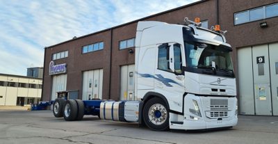 Holmströmin Volvo FM VAK:n pihalla maaliskuussa 2021. VAK:lla kuorma-autoon rakennetaan väliseinällinen FRC-pakastekori, joka mahdollistaa kahden eri lämpötilan elintarvikkeiden kuljetuksen.