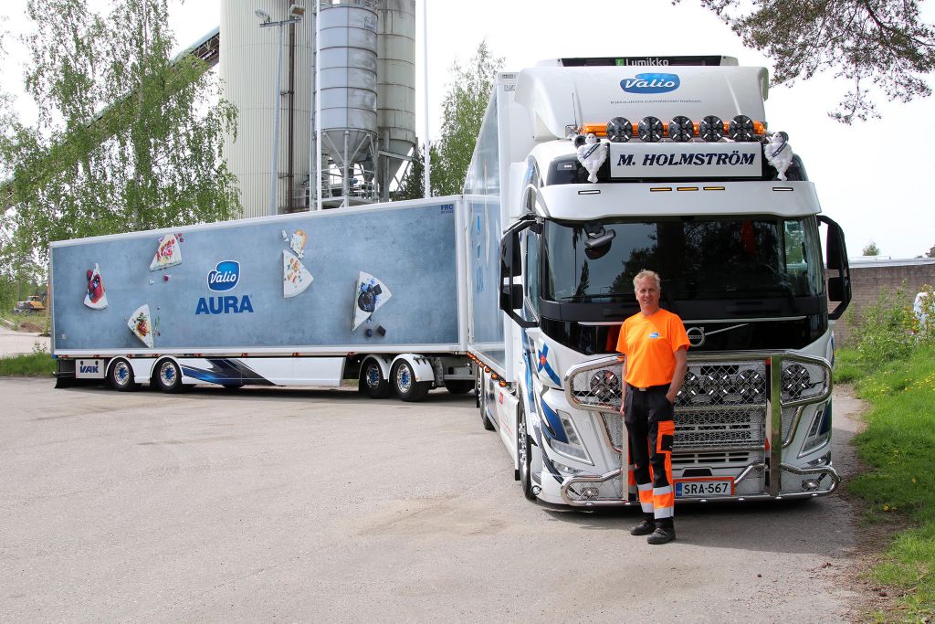 Yrittäjä Matts Holmström uuden FM:n vierellä: - Auto on jopa parempi kuin mitä odotin. Nyt tuntuu erittäin hyvältä! 