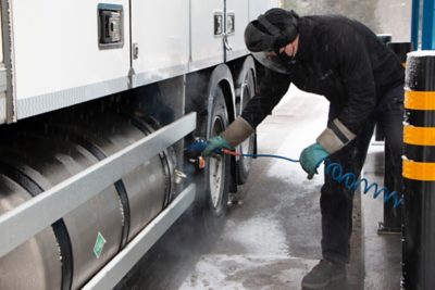 Nesteytetyn kaasun tankkaaminen edellyttää hieman enemmän huolellisuutta kuin dieselin tankkaaminen. Tankkausliittimen puhdistus on tärkeää ja se onnistuu helposti paineilmalla.