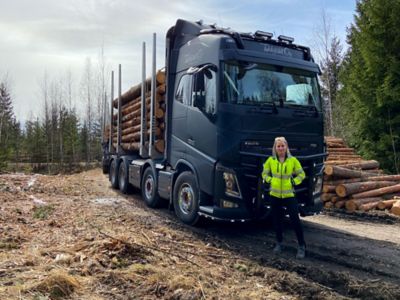 Kuljetusyrittäjä Jonna Matikaisen kuorma-autona on mattamusta Volvo FH16. 