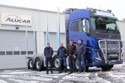 Pertti Kanasen uuden Volvo FH16:n vierellä Alucarin toimitusjohtaja Anssi Alasaari, Alucarin kotimaan myynnin Julius Närvä, itse auton ylpeä omistaja Pertti Kananen ja Volvon kuorma-automyyjä Reijo Holopainen.