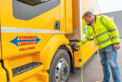 Storemen Logistics Oy Jari Jokinen lataamassa Volvo sähkökuorma-autoa