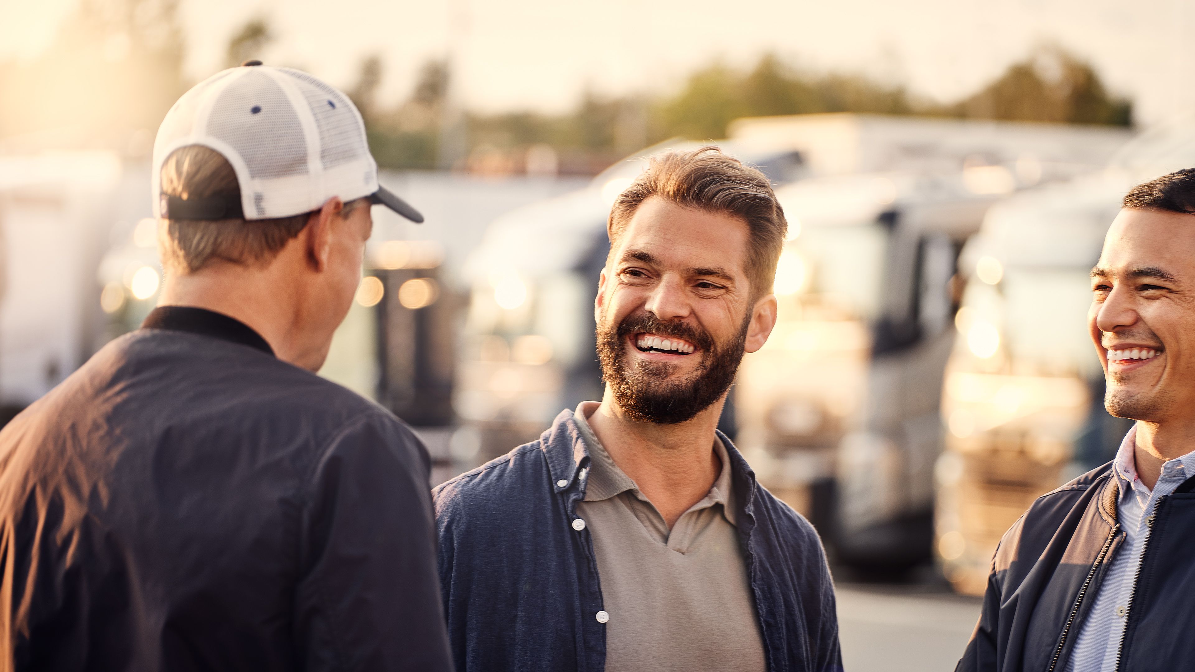 Ein Lkw parkt unter einer Überführung