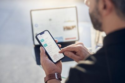 Mand arbejder med Volvo Connect på telefon