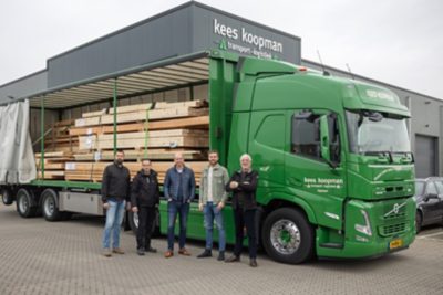 HouthandelOnline en Kees Koopman Transport bundelen krachten en vervoeren elektrsich. Op de foto, van links naar rechts: Peter Kok (HouthandelOnline, Erwin de Kaper (HouthandelOnline), Arjen Beers (HouthandelOnline), Stef Koopman (Kees Koopman Transport), Kees Koopman (Kees Koopman Transport)