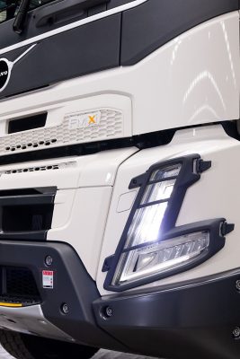 A tractor loads a Volvo FMX Electric