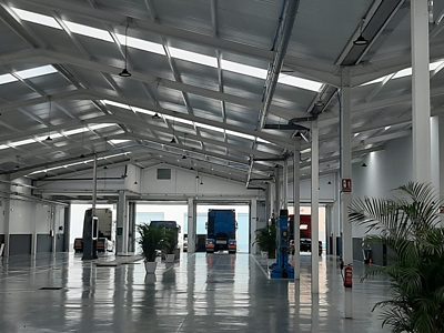 Un camión Volvo en mantenimiento