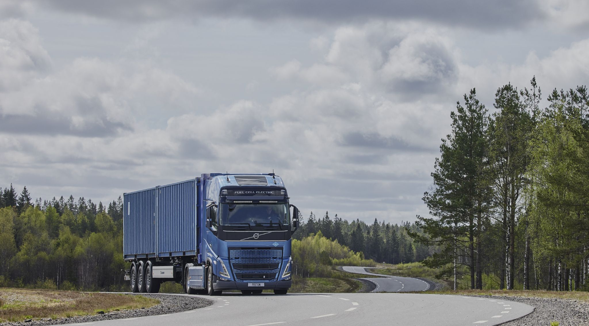 Designwerk visar el-lastbil baserad på Volvo FH med 700 km