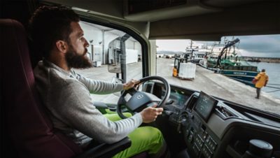 Ein Fahrer fährt mit seinem Lkw an einen Hafen