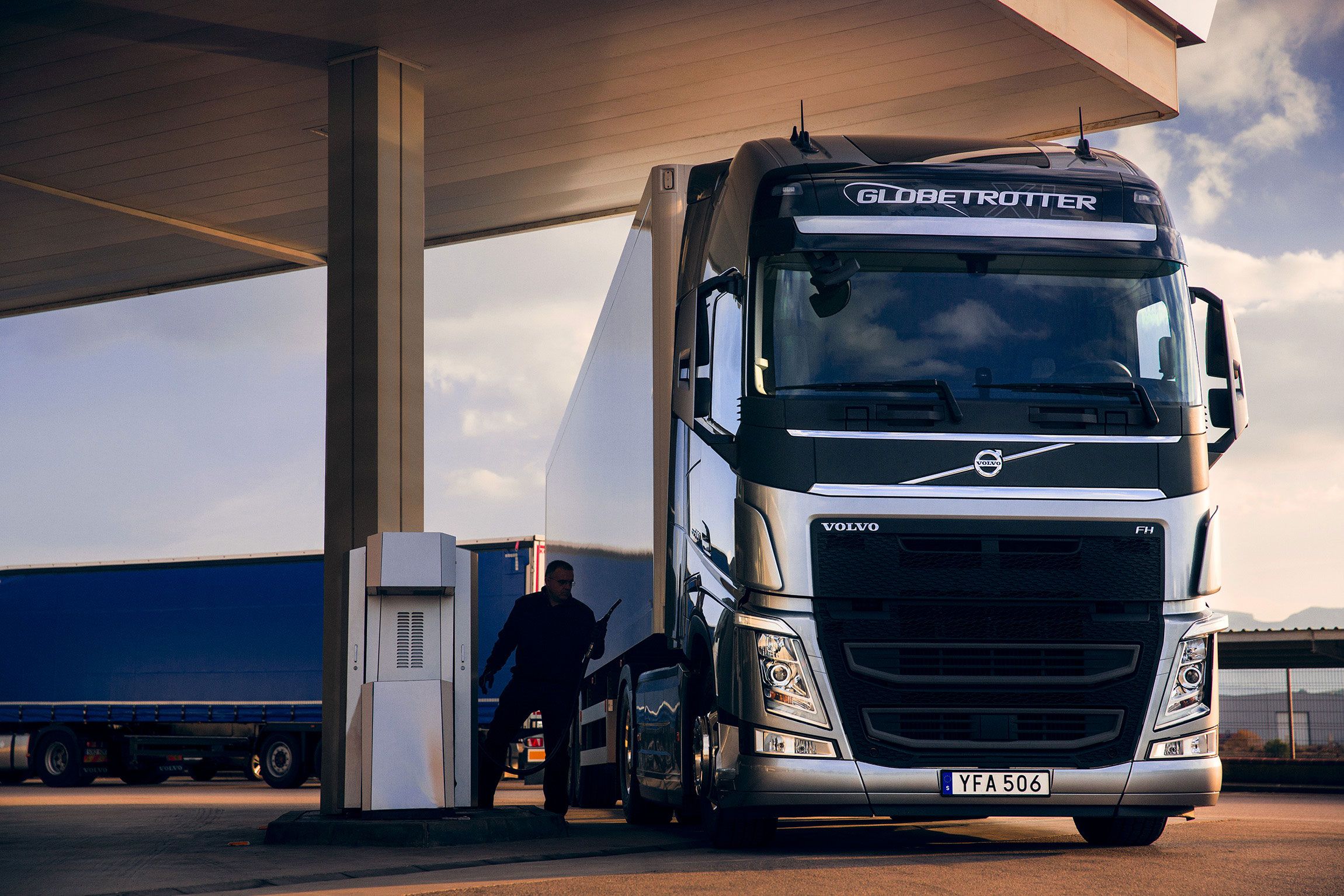 Persona che fa rifornimento di carburante di un Volvo FH presso la stazione di servizio