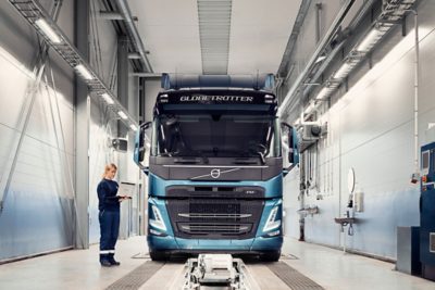 Volvo FM Trucks Services, kvinnlig tekniker med dator i verkstad