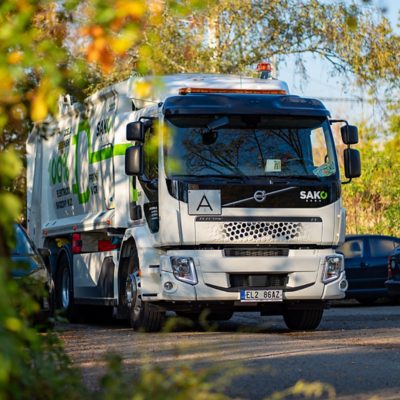 Fehér teherautó a Sakótól