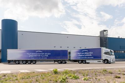 Storemen Logisticsille toimitettu Suomen ensimmäinen Volvo FH Electric Aero kuljettaa Hartwallin juomia.