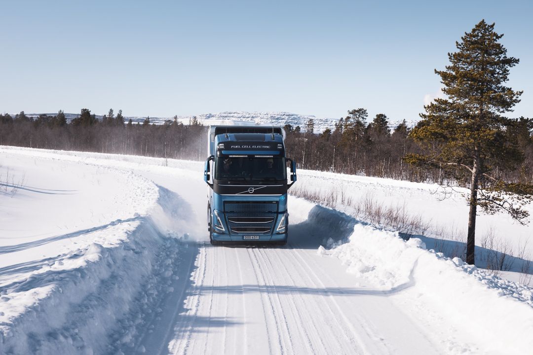 Volvo Lastvagnar testar vätgasdrivna elektriska lastbilar på allmänna vägar.