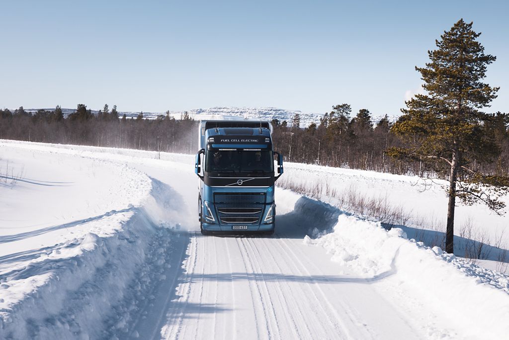 Volvo Lastvagnar testar vätgasdrivna elektriska lastbilar på allmänna vägar.