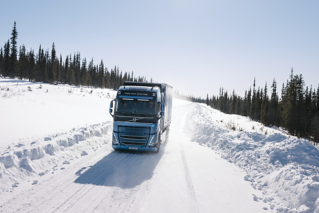 משאית תא דלק חשמלית של וולוו בנסיעת מבחן בשלג