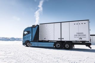 מבט מהצד על משאית תא דלק חשמלית של וולוו בנסיעת מבחן בשלג