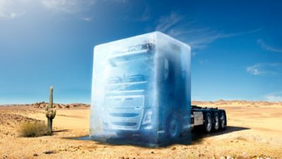 Volvo FH16 unter Eispanzer in der Wüste