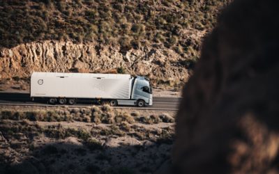 Volvo FH Aero in marcia attraverso le montagne di profilo