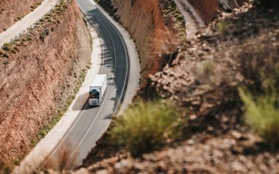 De Volvo FH Aero rijdt door een vallei, van bovenaf gezien