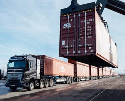 Een container die op zijn plaats wordt gezet. De test kan bijna beginnen.