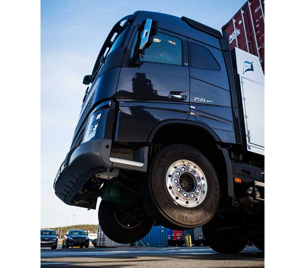 Volvo I-Shift with Crawler Gears 750 tonnes power test | Volvo Trucks