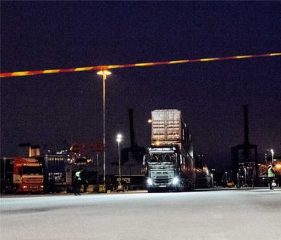 De containertrein nadert de finish op 100 meter van het startpunt.