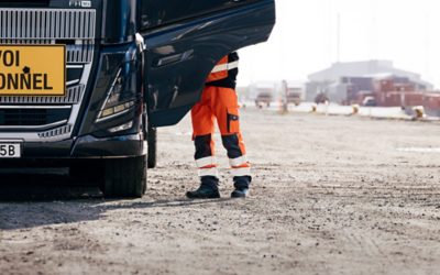 Le conducteur entre dans la cabine