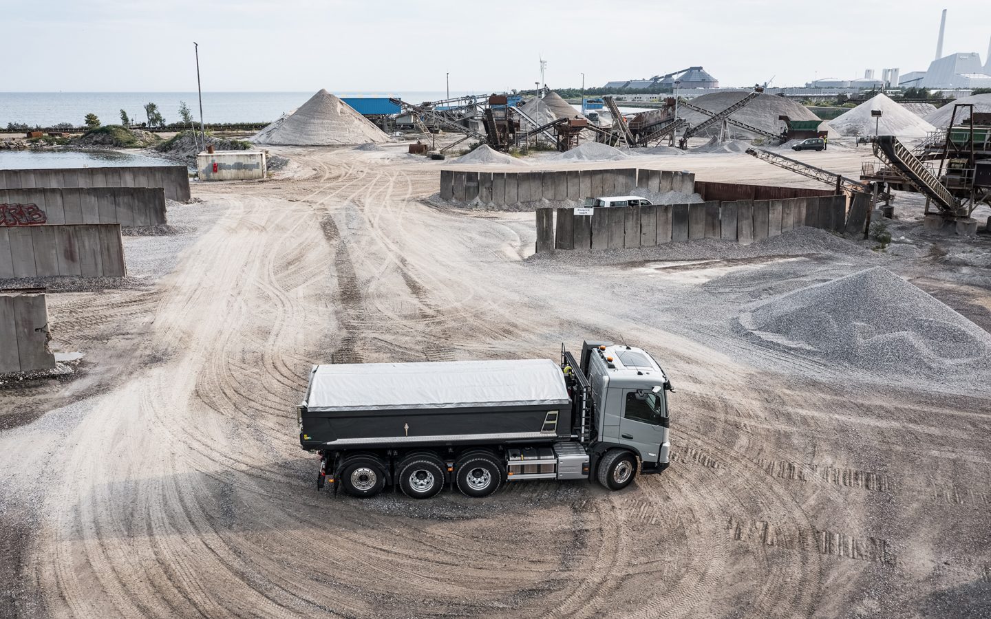 Volvo FMX di lokasi penggalian