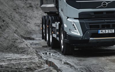 Le Volvo FMX sur route boueuse