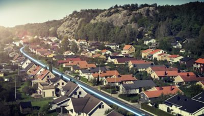 Una línea azul sigue una vía de tránsito a través de una zona residencial, lo que indica que una ruta de autobús eléctrico con autobuses Volvo puede circular en cualquier zona gracias a los autobuses limpios y silenciosos.