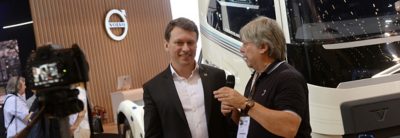 Wilson Lirmann, presidente do Grupo Volvo América Latina, sendo entrevistado por um jornalista | Grupo Volvo