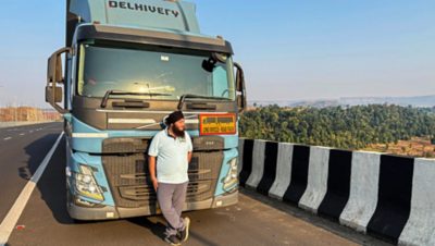 Un Indien portant un turban devant son camion