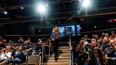 Iwona Blecharczyk tillsammans med de övriga förarna på Volvo Trucks Experience Center i Göteborg.