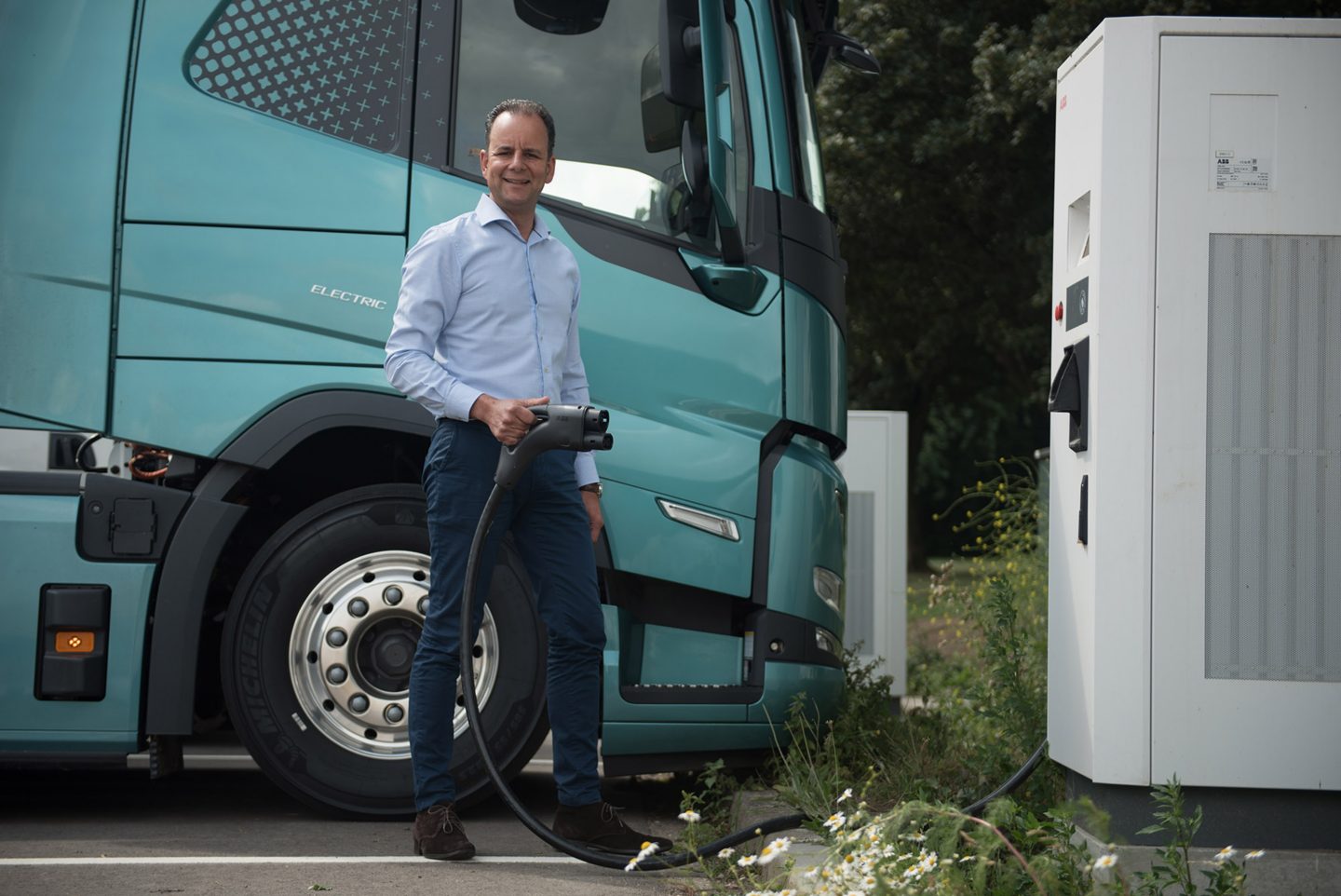Vrachtwagen op onverharde weg, van bovenaf gezien