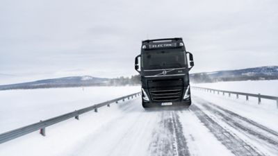 Volvo Lastvagnar testar fossilfria transporter tillsammans med Kaunis Iron med Volvo FH Electric med utgångsvikt på 74 ton. 