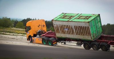 Volvo Lastvagnar har genomfört extra krocktester av sina nya och tyngsta ellastbilar – för säkerhetens skull.