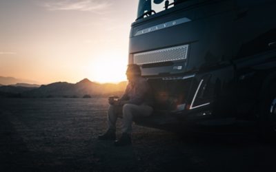 En sjåfør hviler og tar en kaffe utenfor Volvo FH16