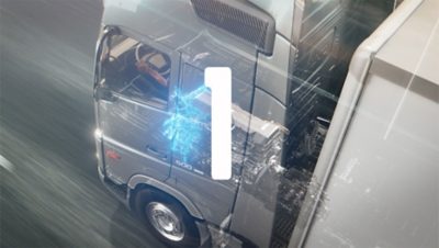 Μια άποψη - ακτινογραφία του κινητήρα D13TC μέσα στην καμπίνα ενός φορτηγού, καθώς το φορτηγό κινείται σε αυτοκινητόδρομο