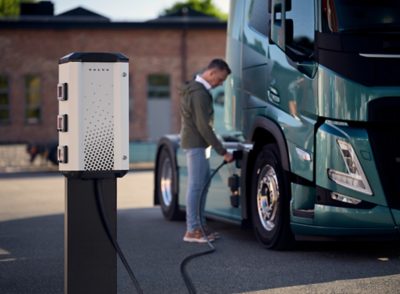 Man laadt Volvo FH Aero Electric op