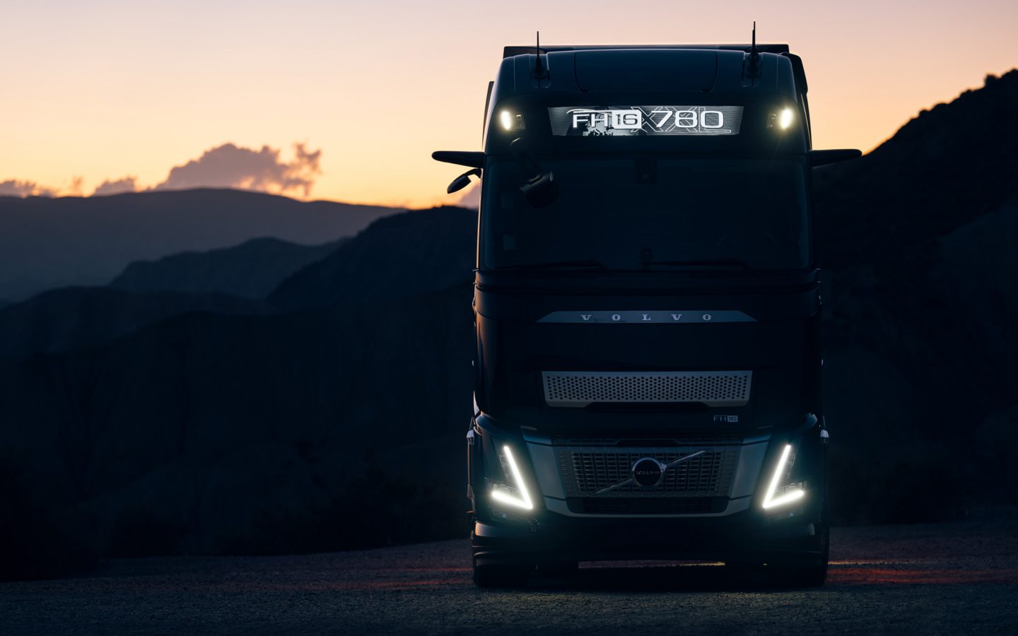 Volvo FH16 Aero face au coucher du soleil