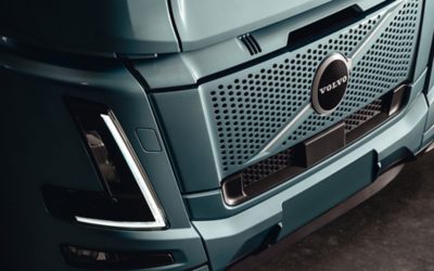 Nahaufnahme des Volvo-Lkw-Kühlergrills