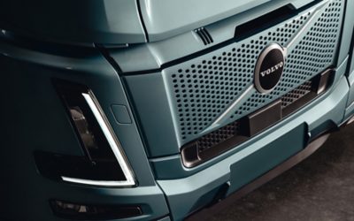 Detailný záber na mriežku chladiča nákladného vozidla Volvo