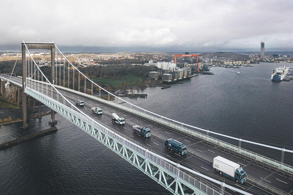 Eldrivna Volvolastbilar på Älvsborgsbron i Göteborg.