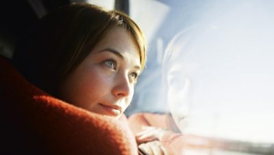 Kvinnor som tittar ut genom fönstret | Volvo Group