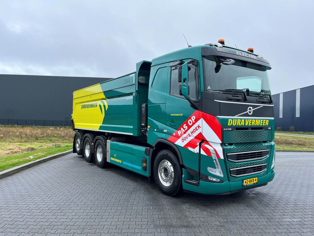 Millenaar & van Schaik zet in samenwerking met Dura Vermeer meerdere elektrische Volvo FH 8x4 bakwagens in