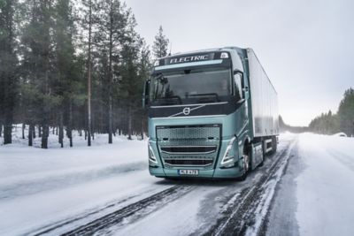 Testele realizate cu Volvo FH Electric pe o suprafață cu fricțiune redusă, cu un trailer încărcat, au arătat o îmbunătățire de 45%
