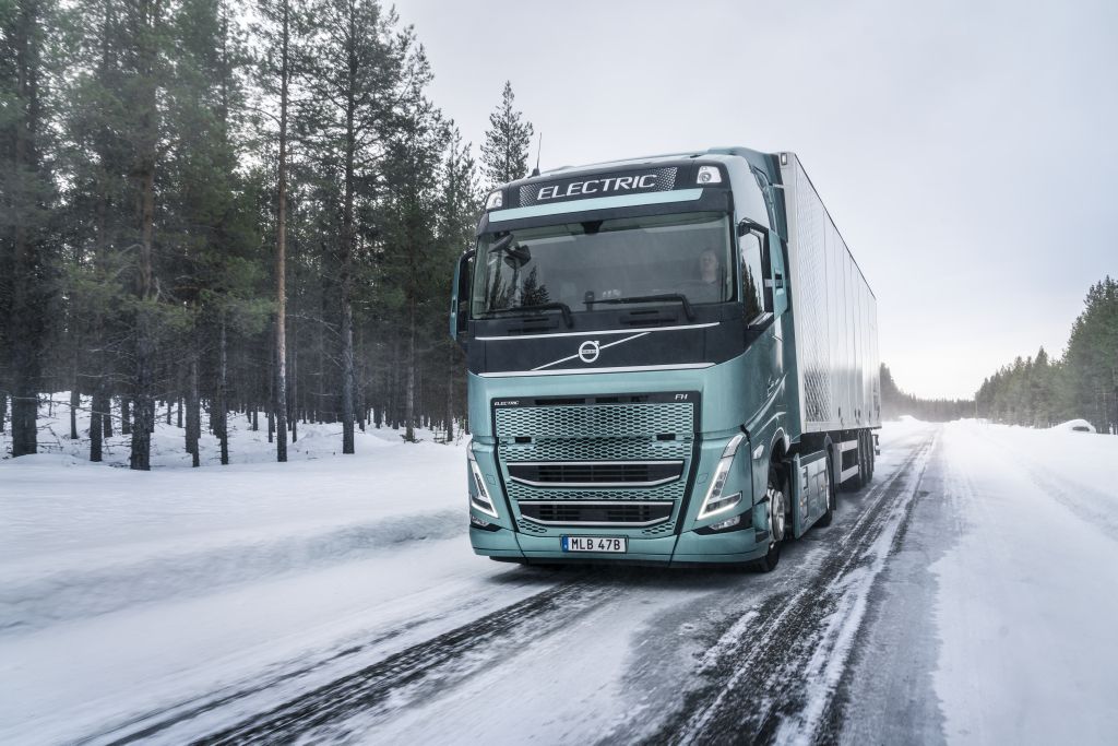 Новая функция для обеспечения безопасности электрических грузовых автомобилей Volvo